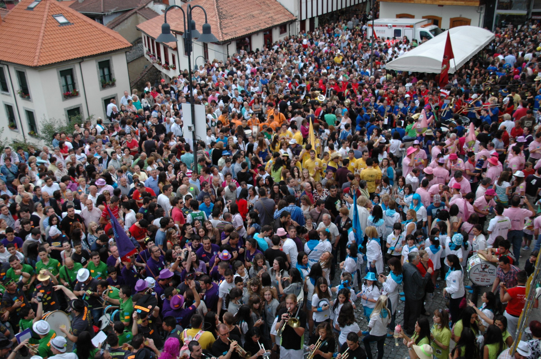 CANGAS DEL NARCEA.- La concejala de festejos y peñas se enzarzan